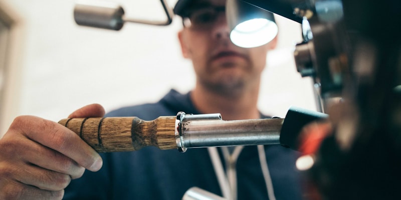 电子竞技比赛现场，选手在聚光灯下专注操作键盘鼠标的紧张氛围